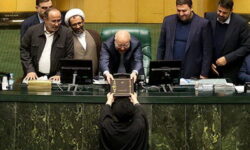 افقه: دولت مالیات را ۵۹ درصد بالا برد، حقوق کارمندان را ۲۰ درصد/ قدرت خرید کارمندان ۲۵ درصد کمتر می‌شود