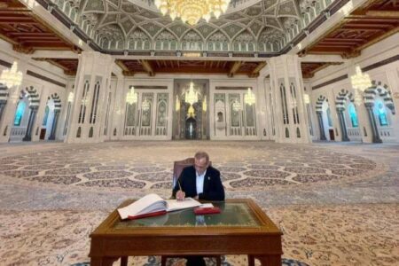 نگارش در دفتر یادبود، بر روی فرش نفیس شرکت فرش ایران، وابسته به موسسه اعتباری ملل